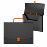 Servieta A4, fara compartimente interioare, culoare neagră cu cu inchizatoare orange și mâner orange, lățime 5 cm. 
