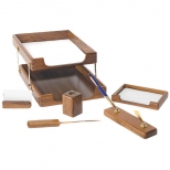 Set de birou din lemn, compus din 6 piese: 2 tavite de documente, suport cub, cutit, suport instrumente de scris, suport notite.  