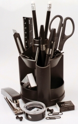 Set suport birou negru : capsator no.10, capse no.10,foarfeca, cutter, 2 creioane, 2 pixuri, ascutitoare, radiera, rigla